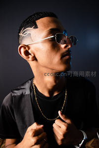 男子侧脸发型独特戴墨镜