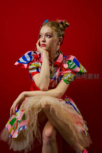 红幕前少女梦幻沉思