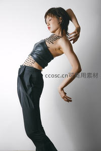 黑衣舞者动感侧影