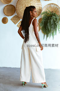 白衣女子背影展自然美