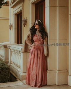 长裙名媛倚靠廊柱，卷发珍珠尽显古典气质