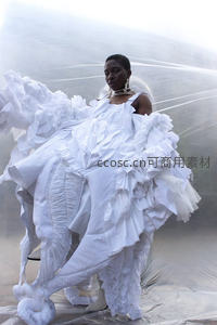 白衣舞者置身雾中，层层褶皱如云朵般梦幻飘逸