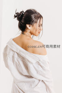 白色露肩衬衫优雅侧影
