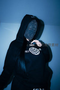 暗调连帽衫神秘人像特写