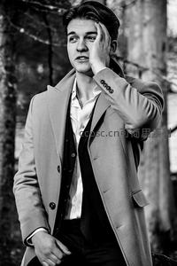 林间沉思的绅士黑白肖像