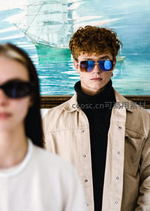 复古风少年与帆船画作