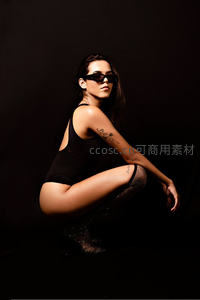 暗影中的时尚姿态