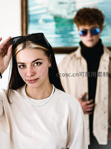 珍珠项链与墨镜少女