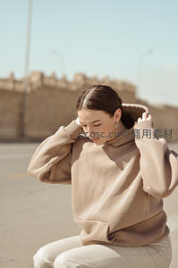 米色卫衣女子户外整理帽子