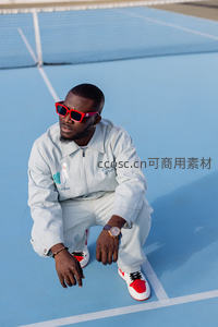 蓝球场上时尚潮男红镜酷炫蹲姿