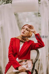 红西装头巾女子优雅捧书沉思