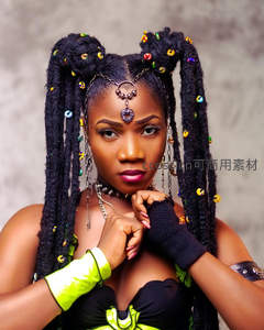 彩珠编发女郎霓虹绿装魅惑凝视