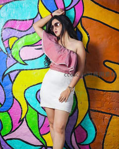 彩色涂鸦墙前的时尚女郎