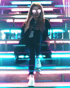 霓虹灯下时尚女郎坐阶沉思