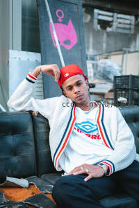 街头潮男红帽慵懒沙发造型