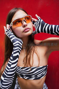 红墙前条纹美女炫酷摆拍