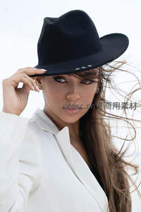 黑帽白衫风中凝视的时尚女郎