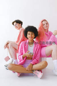 三位少女粉色系穿搭自拍合影