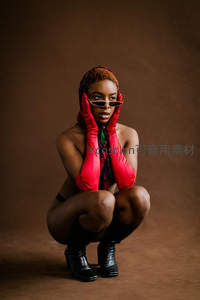 红手套复古风女性写真