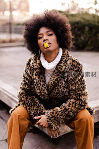 豹纹外套女性街拍特写