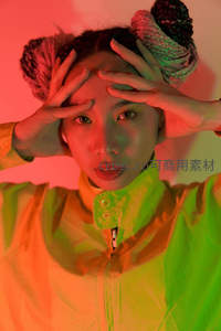 霓虹光影下的时尚少女特写