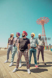 五位锡克教男士海边木栈道合影