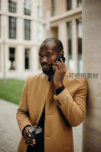 商务男士通话手持咖啡杯