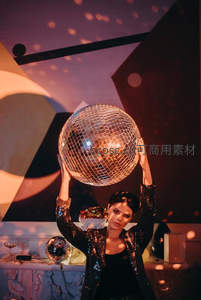 迪斯科球下的时尚女郎