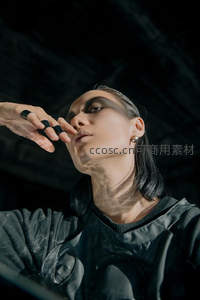 烟雾缭绕的神秘女子