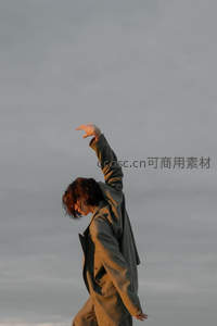 黄昏中舞动的身影