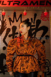 街头涂鸦前的复古东方女郎