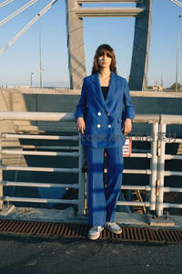 蓝西装女子桥上都市剪影