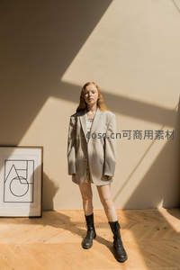 阳光下的时尚女郎艺术写真