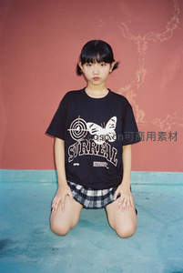 酷女孩跪姿凝视镜头写真