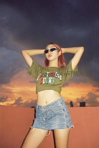 日落屋顶少女，墨镜潮T牛仔短裙