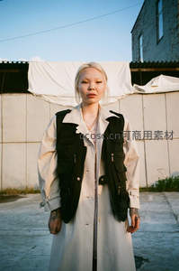 街头时尚青年，黑白拼接风衣特写