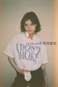 复古胶片少女，标语T恤配橙色耳机