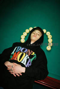 台球桌躺卧青年，彩虹标语连帽衫