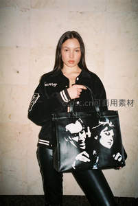 手提艺术包的酷飒女郎