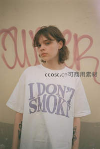 街头涂鸦墙前的个性少女