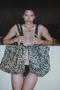 豹纹包遮体的性感模特