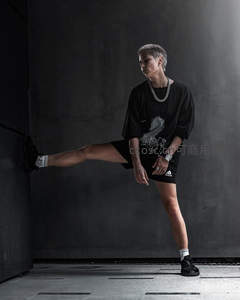 暗调空间中酷飒短发舞者