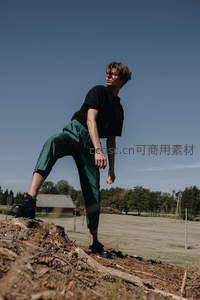 田野土坡上青年动感造型