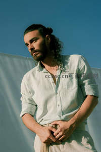 长发胡须男子户外凝视蓝天