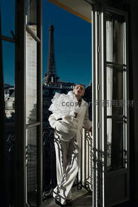 巴黎阳台女子与埃菲尔铁塔