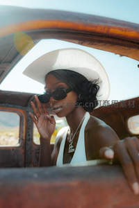 复古车窗边的酷飒女郎