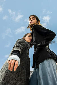 仰拍双人时尚街拍大片