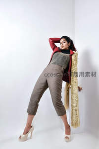 简约白墙时尚造型写真