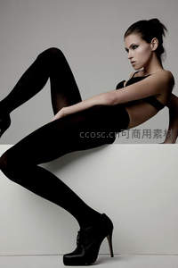 黑丝高跟模特姿态优雅，简约背景凸显线条