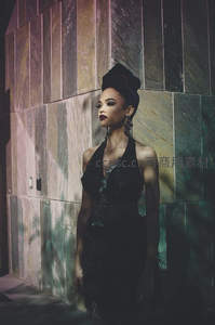 黑裙佳人倚墙光影艺术